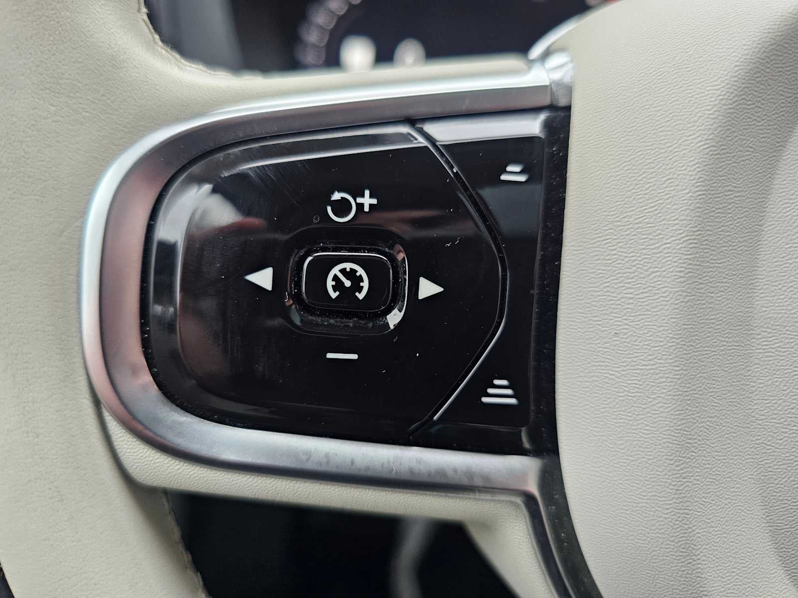 2023 Volvo XC60 Recharge Plug-In Hybrid Ultimate Bright Theme