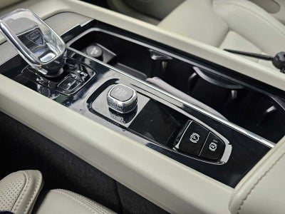 2023 Volvo XC60 Recharge Plug-In Hybrid Ultimate Bright Theme