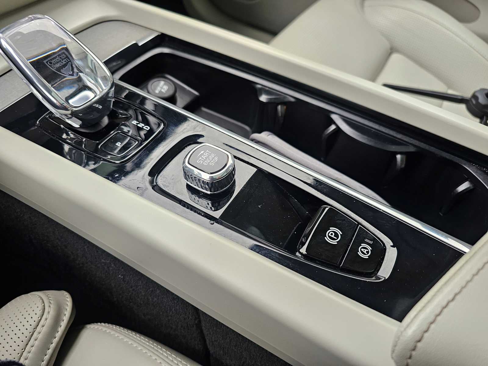 2023 Volvo XC60 Recharge Plug-In Hybrid Ultimate Bright Theme