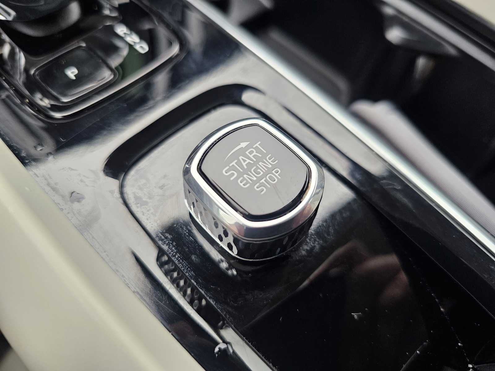 2023 Volvo XC60 Recharge Plug-In Hybrid Ultimate Bright Theme