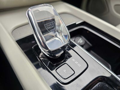 2023 Volvo XC60 Recharge Plug-In Hybrid Ultimate Bright Theme