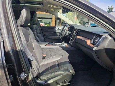 2023 Volvo XC60 Recharge Plug-In Hybrid Ultimate Bright Theme