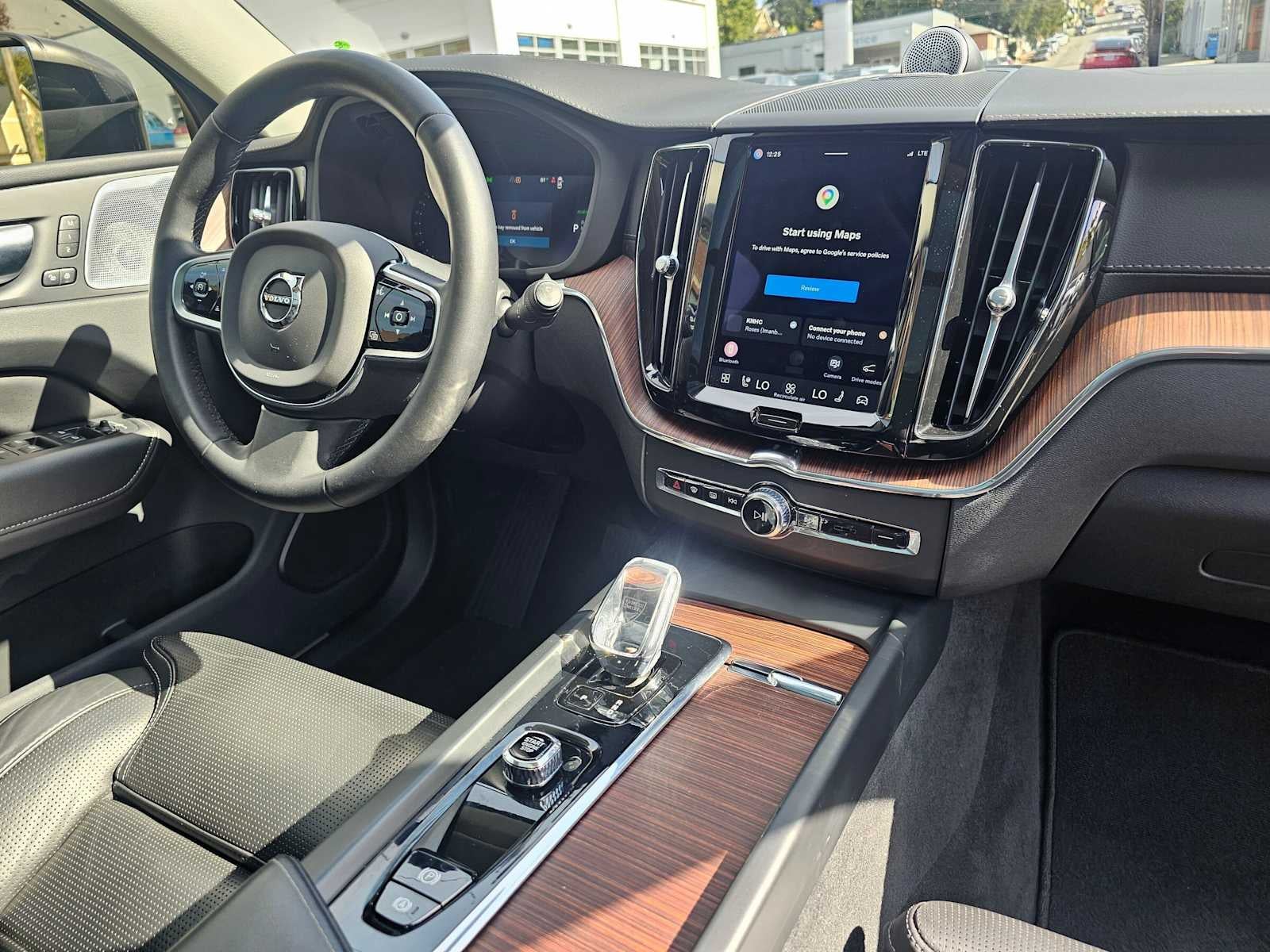 2023 Volvo XC60 Recharge Plug-In Hybrid Ultimate Bright Theme