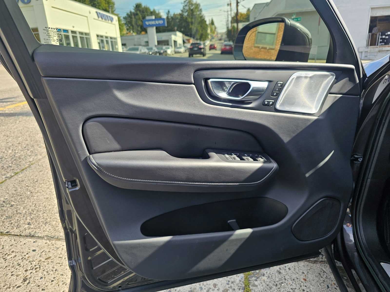 2023 Volvo XC60 Recharge Plug-In Hybrid Ultimate Bright Theme