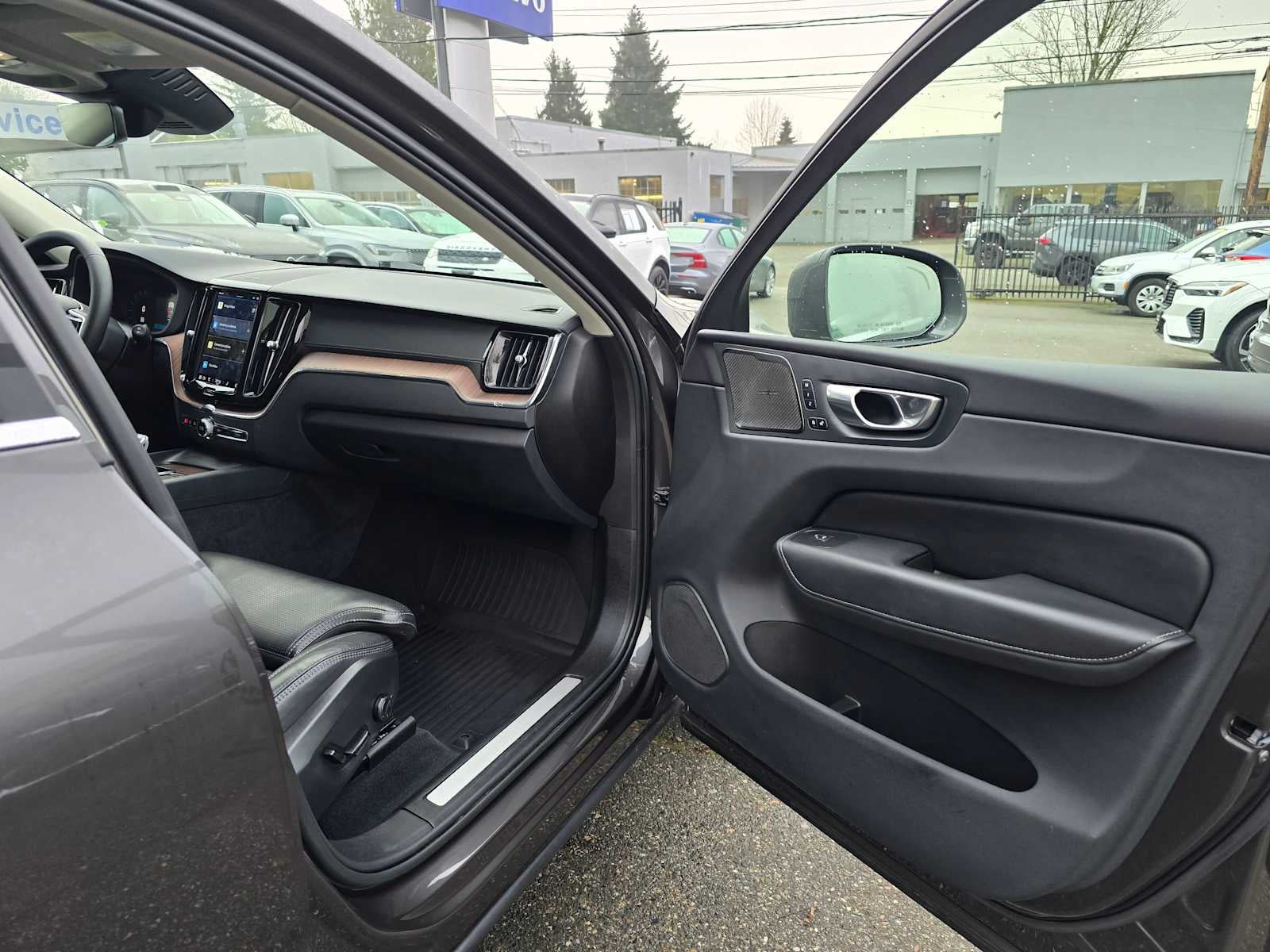 2023 Volvo XC60 Recharge Plug-In Hybrid Ultimate Bright Theme