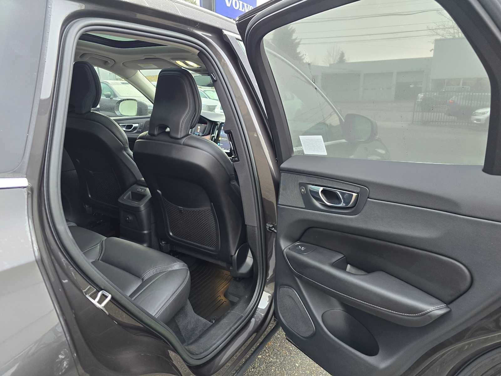 2023 Volvo XC60 Recharge Plug-In Hybrid Ultimate Bright Theme