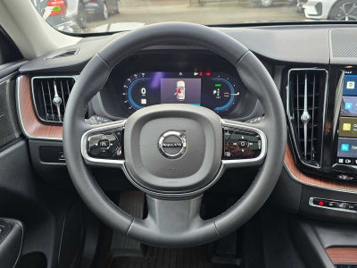 2023 Volvo XC60 Recharge Plug-In Hybrid Ultimate Bright Theme