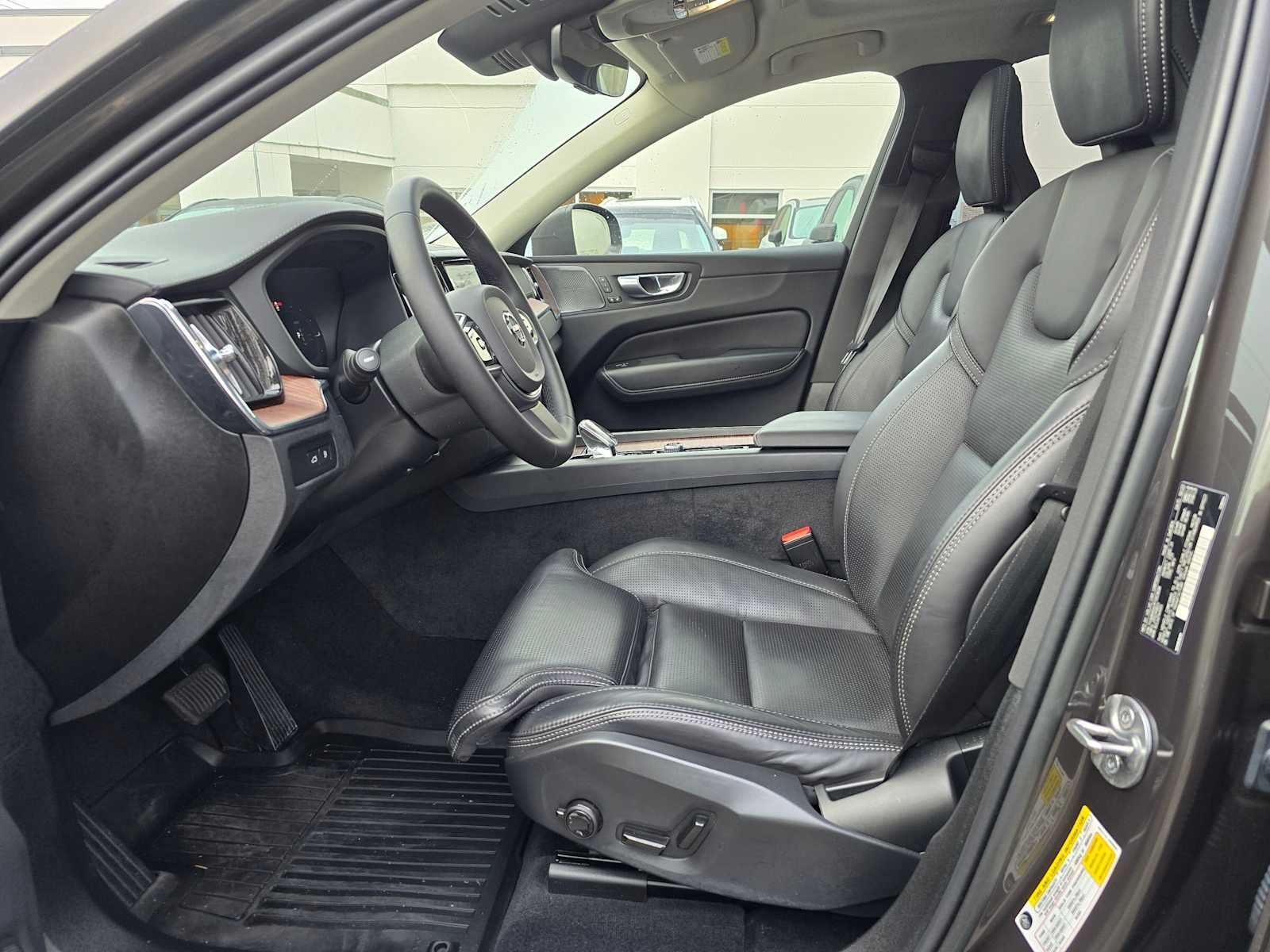 2023 Volvo XC60 Recharge Plug-In Hybrid Ultimate Bright Theme