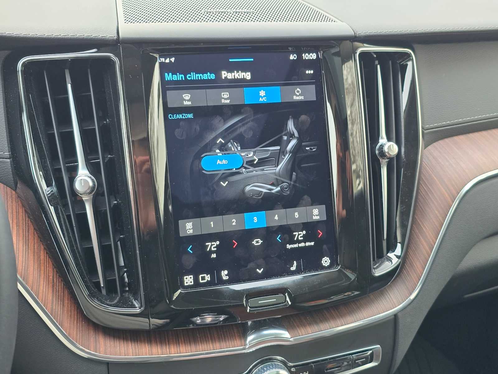 2023 Volvo XC60 Recharge Plug-In Hybrid Ultimate Bright Theme