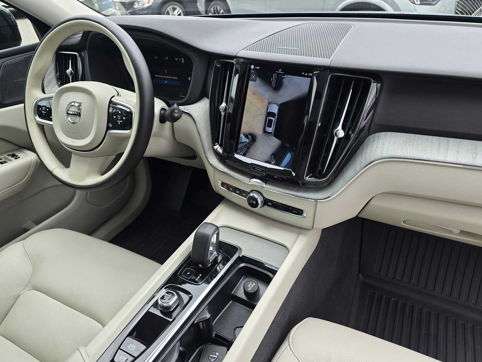2024 Volvo XC60 Recharge Plug-In Hybrid Plus Dark Theme