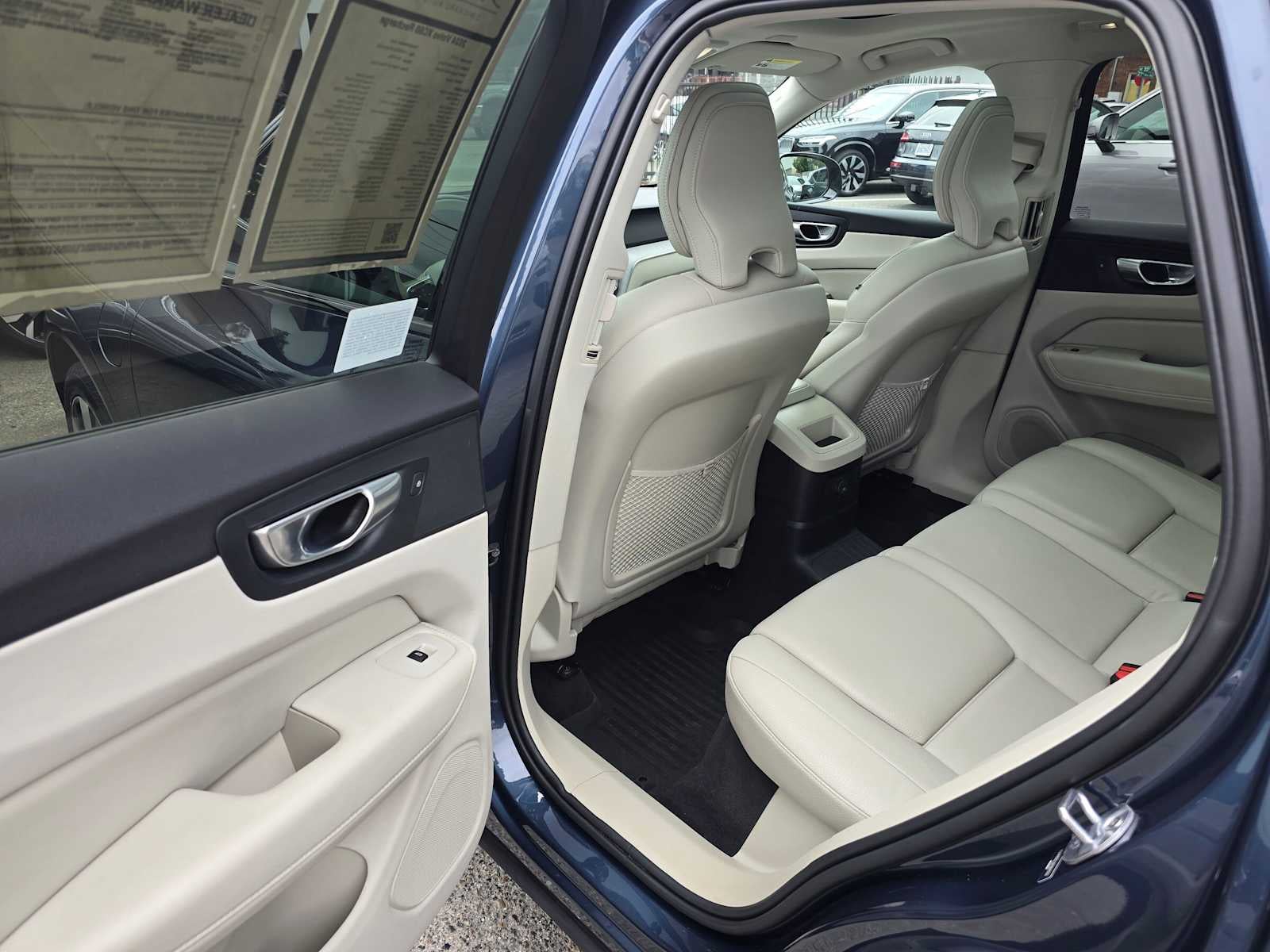 2024 Volvo XC60 Recharge Plug-In Hybrid Plus Dark Theme