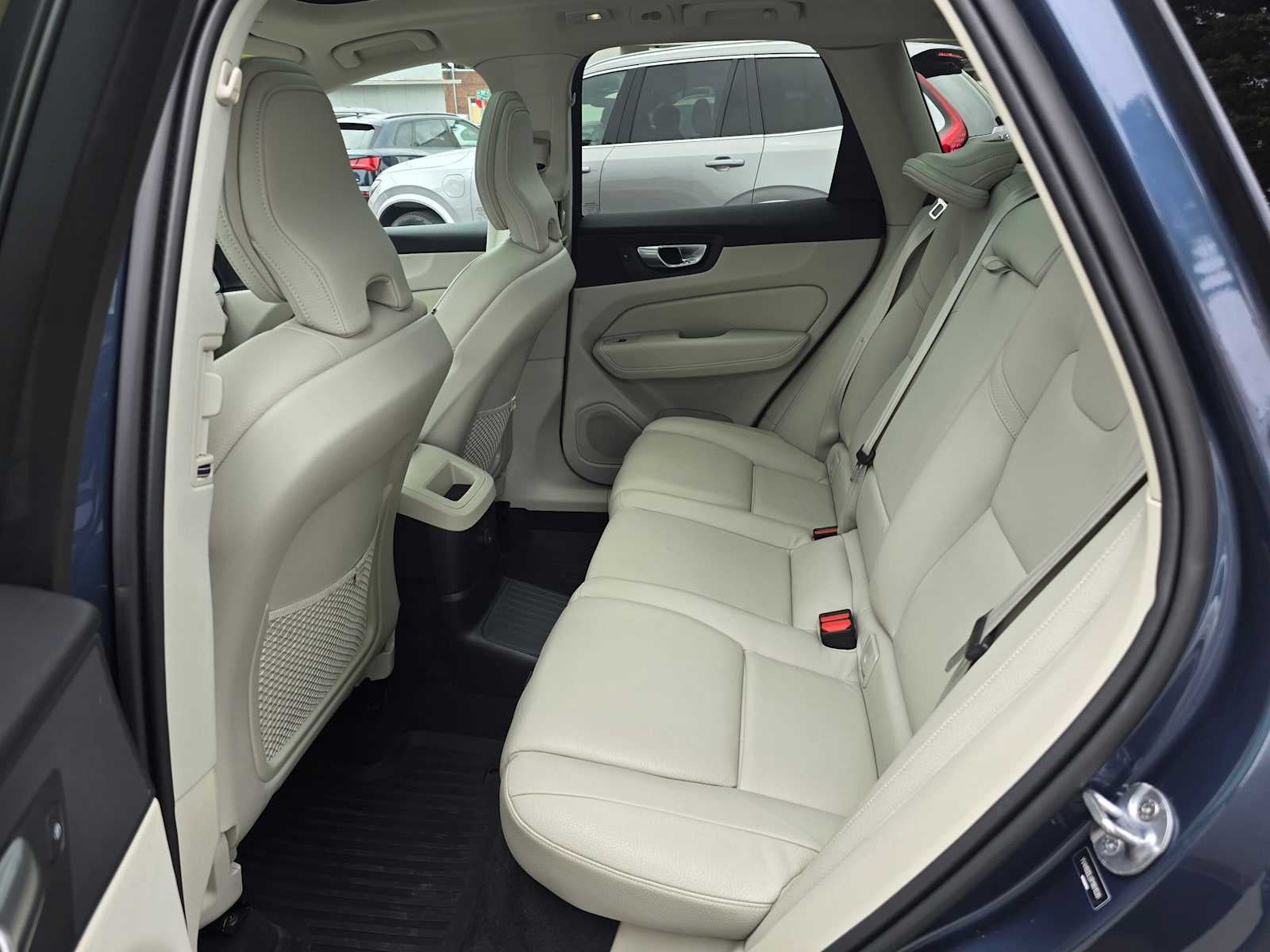 2024 Volvo XC60 Recharge Plug-In Hybrid Plus Dark Theme