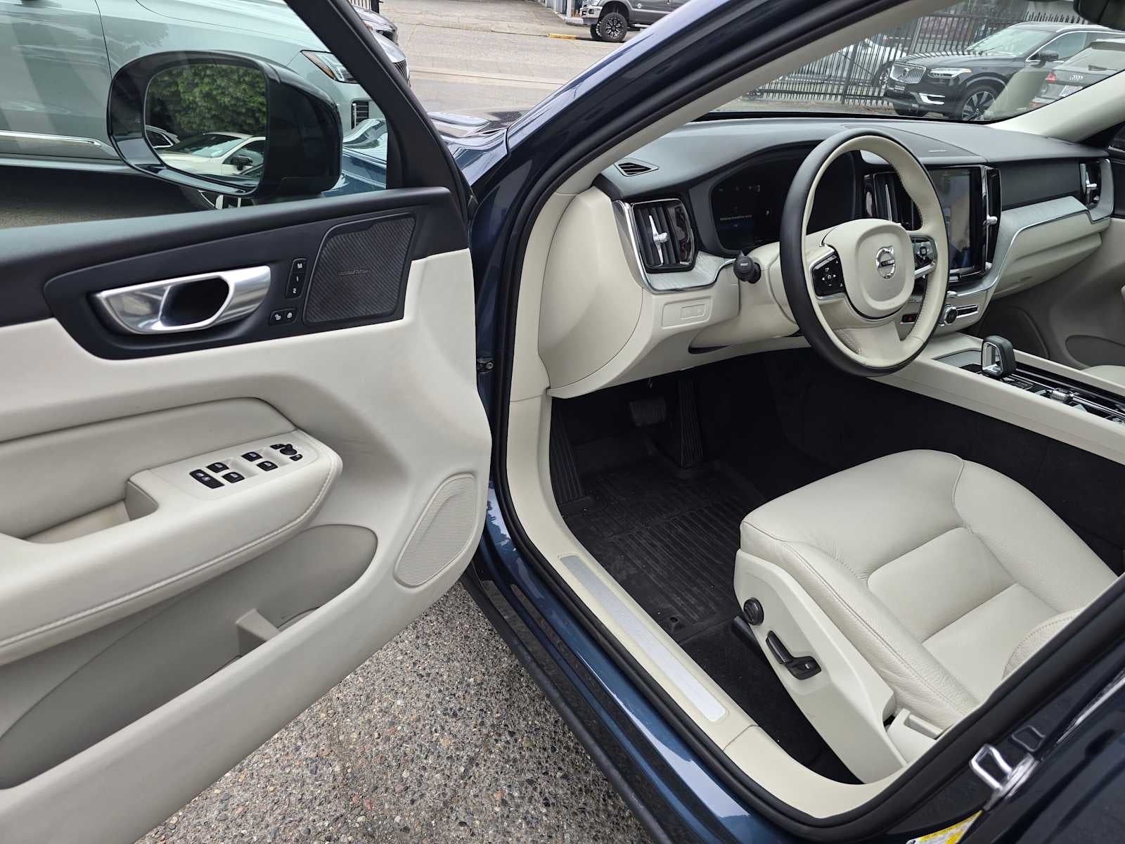 2024 Volvo XC60 Recharge Plug-In Hybrid Plus Dark Theme
