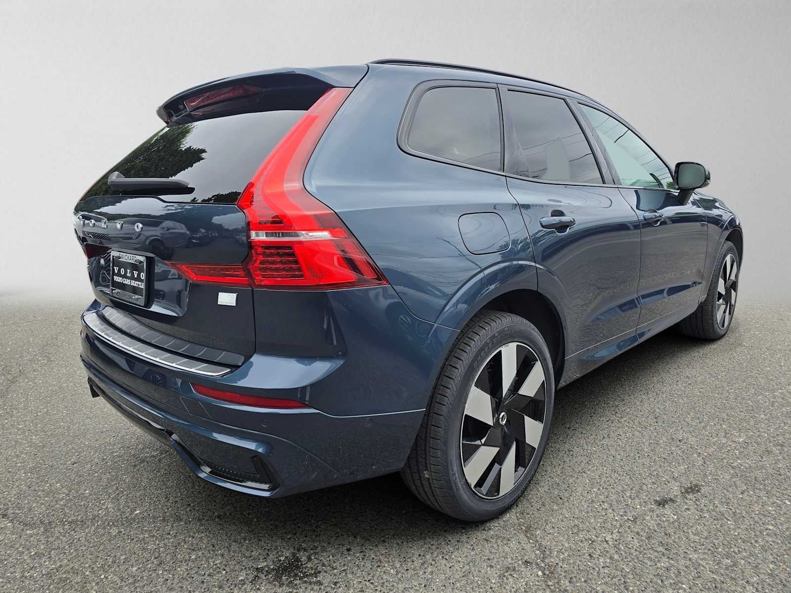 2024 Volvo XC60 Recharge Plug-In Hybrid Plus Dark Theme