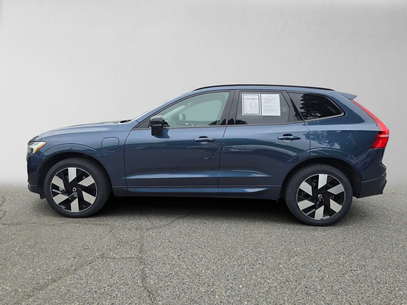 2024 Volvo XC60 Recharge Plug-In Hybrid Plus Dark Theme