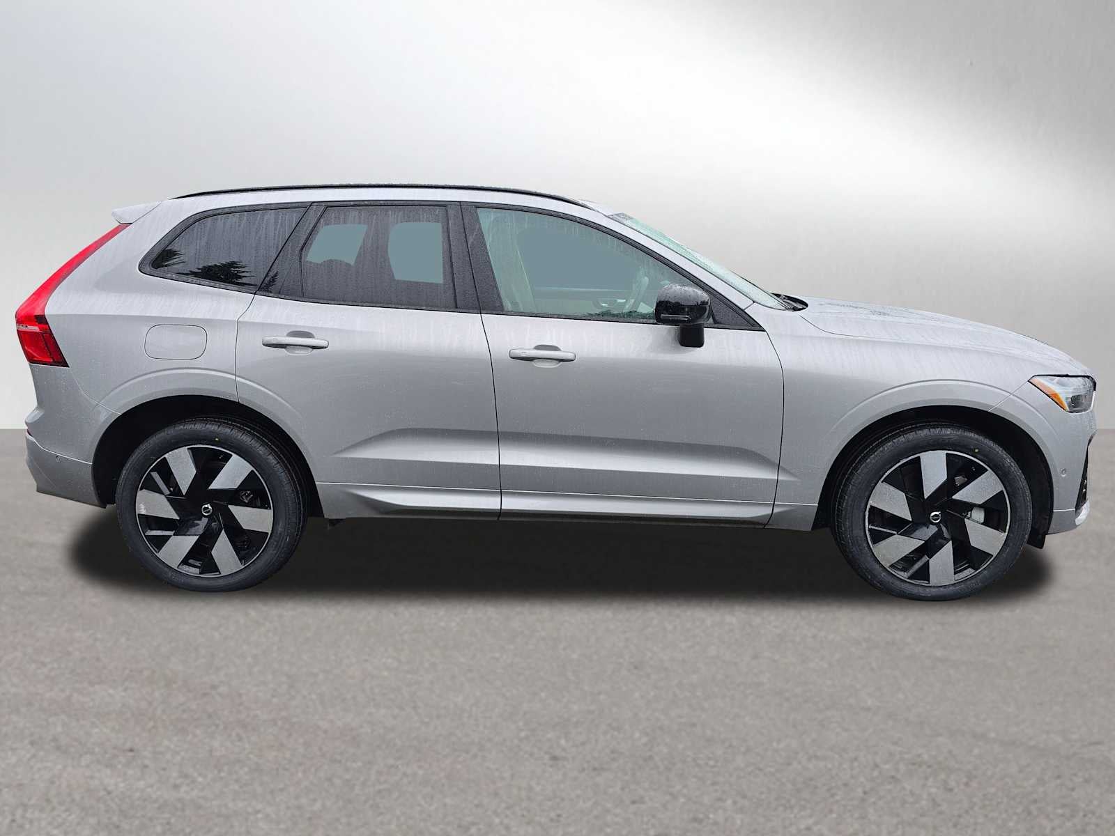 2024 Volvo XC60 Recharge Plug-In Hybrid Plus Dark Theme