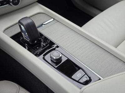 2024 Volvo XC60 Recharge Plug-In Hybrid Plus Dark Theme