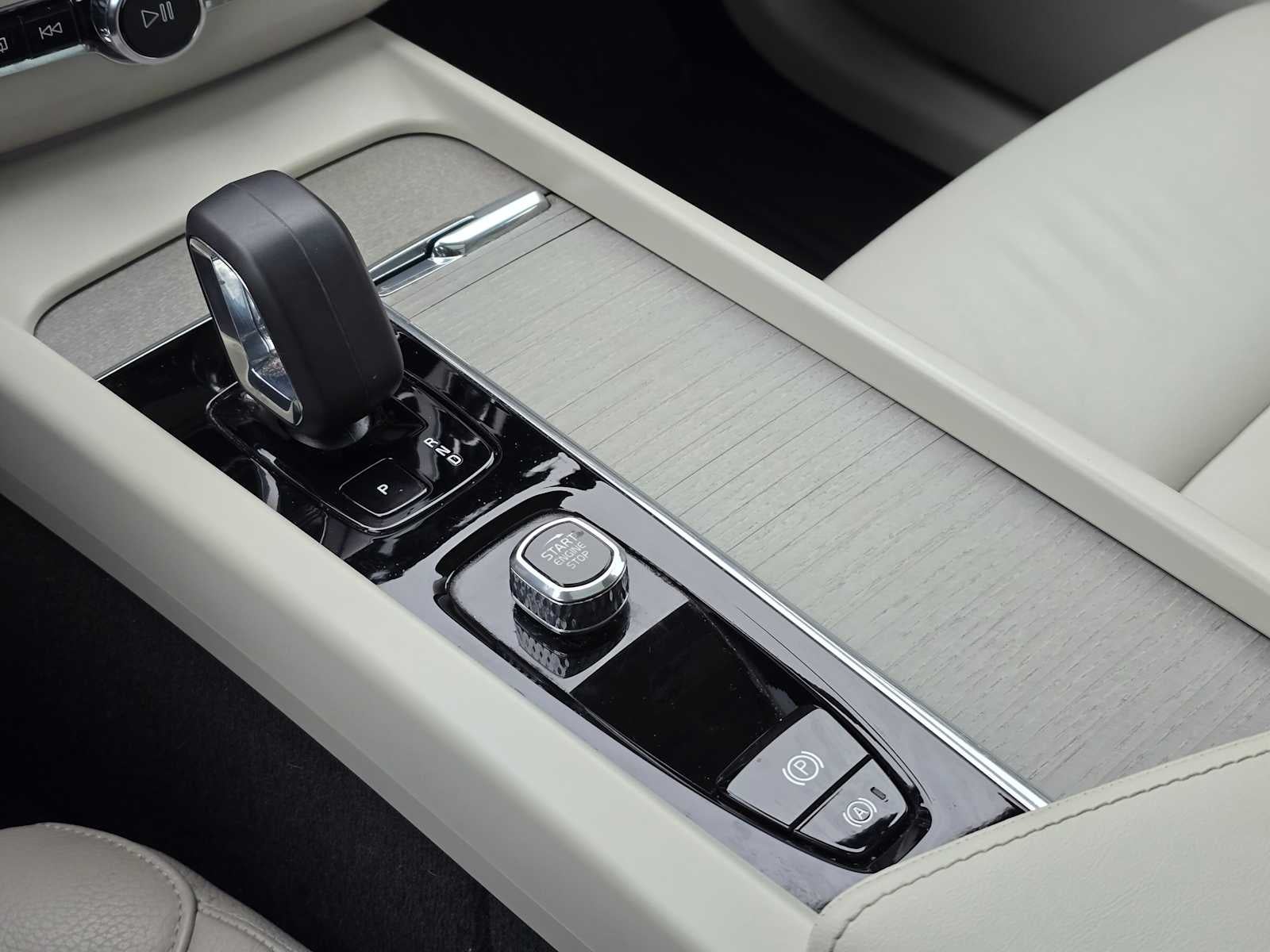 2024 Volvo XC60 Recharge Plug-In Hybrid Plus Dark Theme