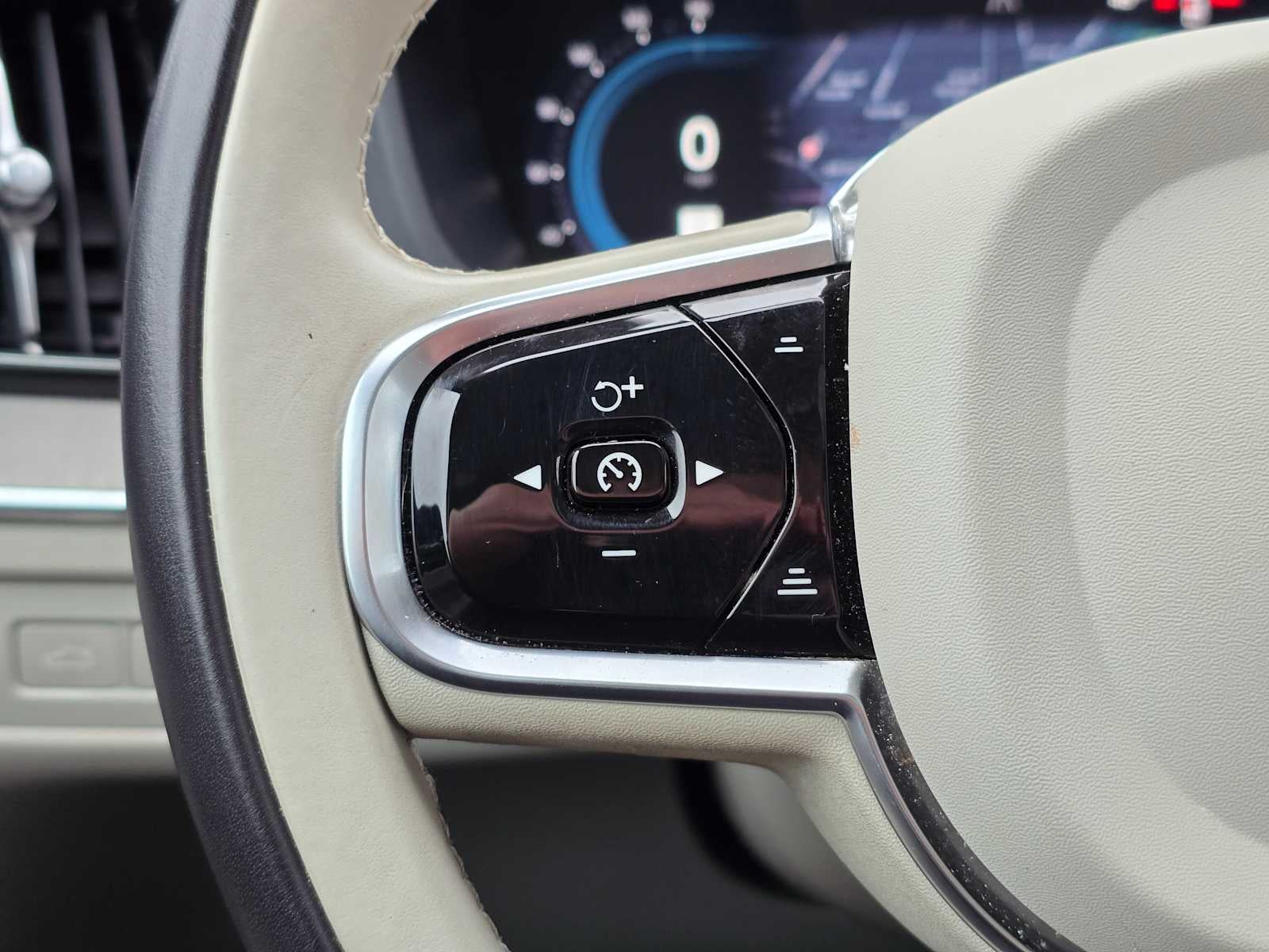 2024 Volvo XC60 Recharge Plug-In Hybrid Plus Dark Theme