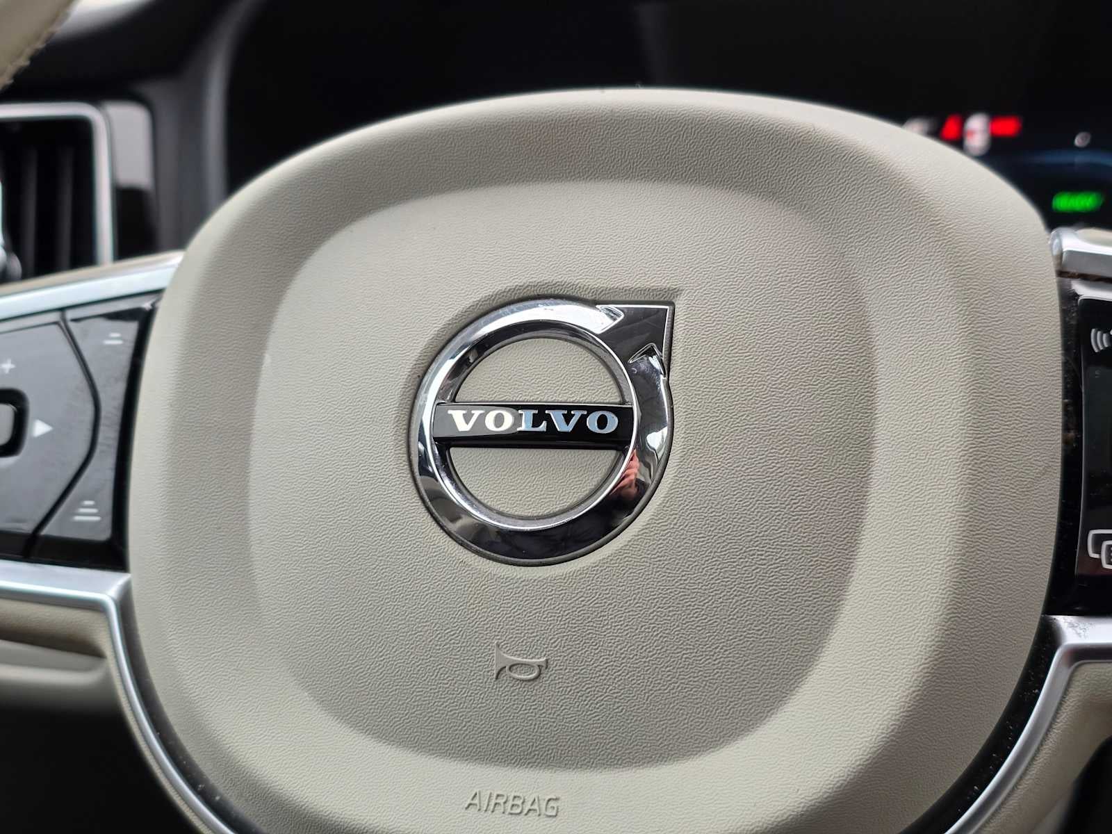 2024 Volvo XC60 Recharge Plug-In Hybrid Plus Dark Theme