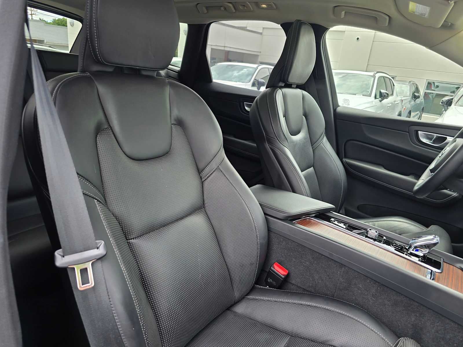 2024 Volvo XC60 Recharge Plug-In Hybrid Ultimate Dark Theme