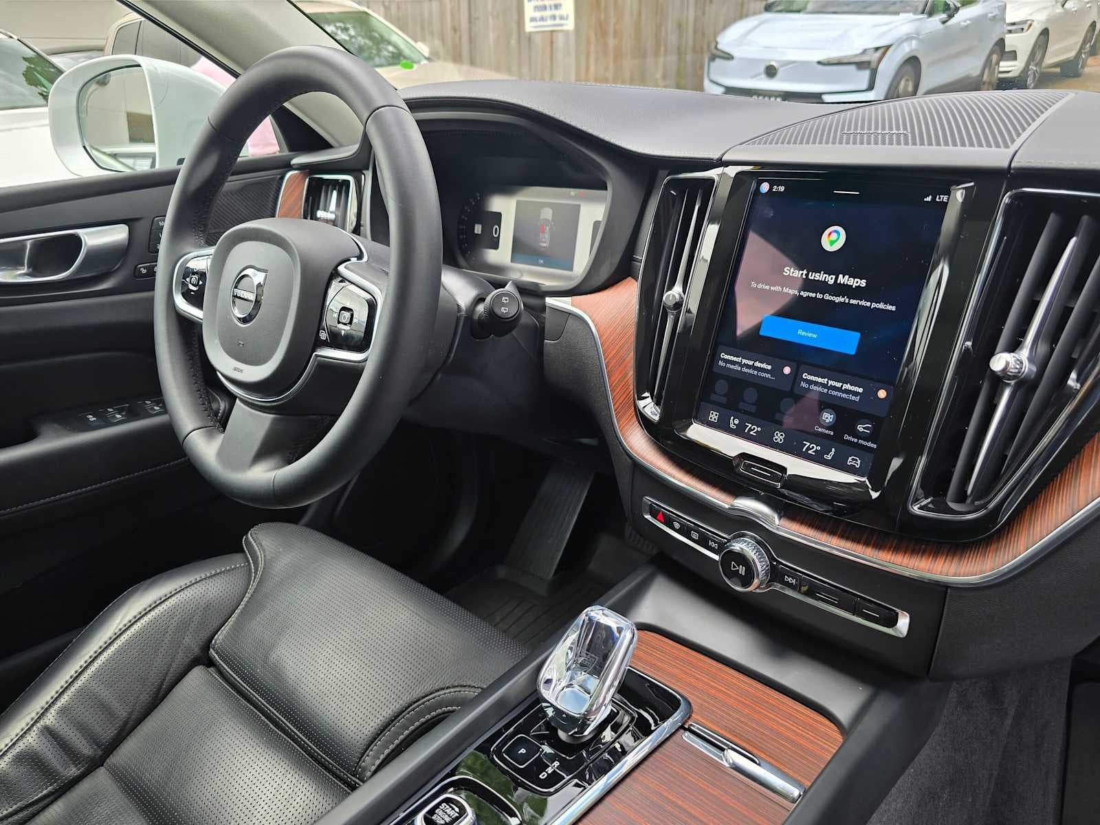 2024 Volvo XC60 Recharge Plug-In Hybrid Ultimate Dark Theme