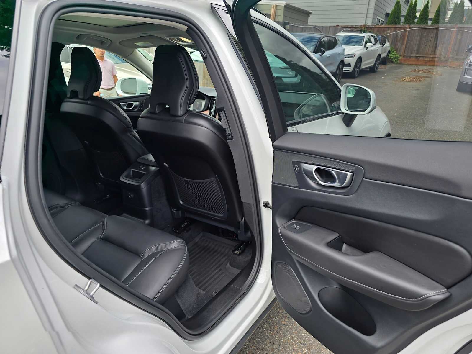 2024 Volvo XC60 Recharge Plug-In Hybrid Ultimate Dark Theme