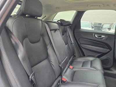 2024 Volvo XC60 Recharge Plug-In Hybrid Ultimate Dark Theme
