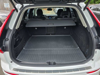 2024 Volvo XC60 Recharge Plug-In Hybrid Ultimate Dark Theme
