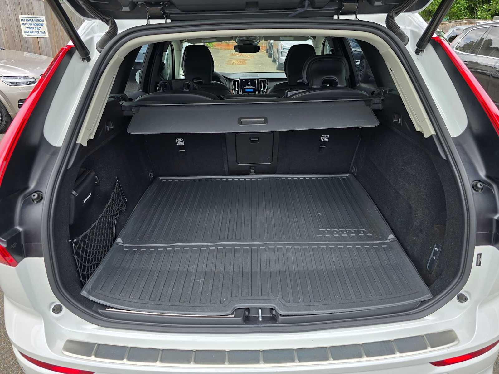 2024 Volvo XC60 Recharge Plug-In Hybrid Ultimate Dark Theme