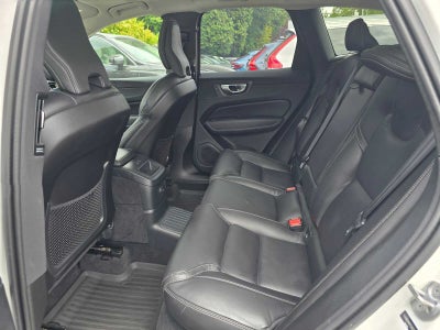 2024 Volvo XC60 Recharge Plug-In Hybrid Ultimate Dark Theme