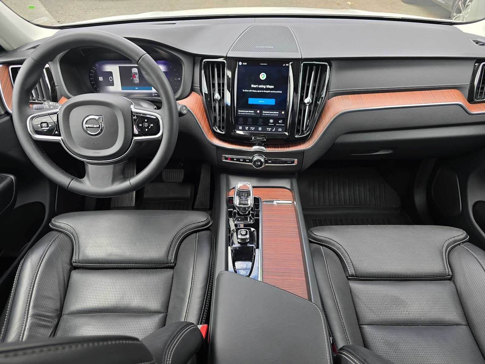 2024 Volvo XC60 Recharge Plug-In Hybrid Ultimate Dark Theme
