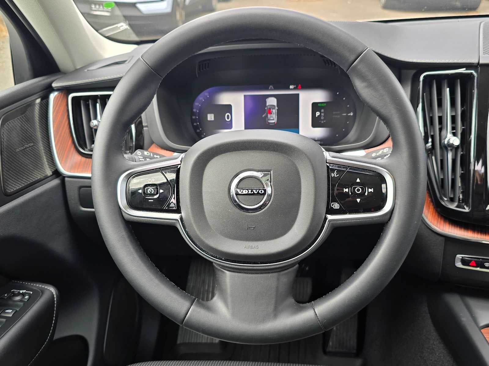 2024 Volvo XC60 Recharge Plug-In Hybrid Ultimate Dark Theme