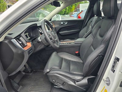 2024 Volvo XC60 Recharge Plug-In Hybrid Ultimate Dark Theme