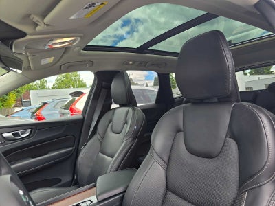 2024 Volvo XC60 Recharge Plug-In Hybrid Ultimate Dark Theme