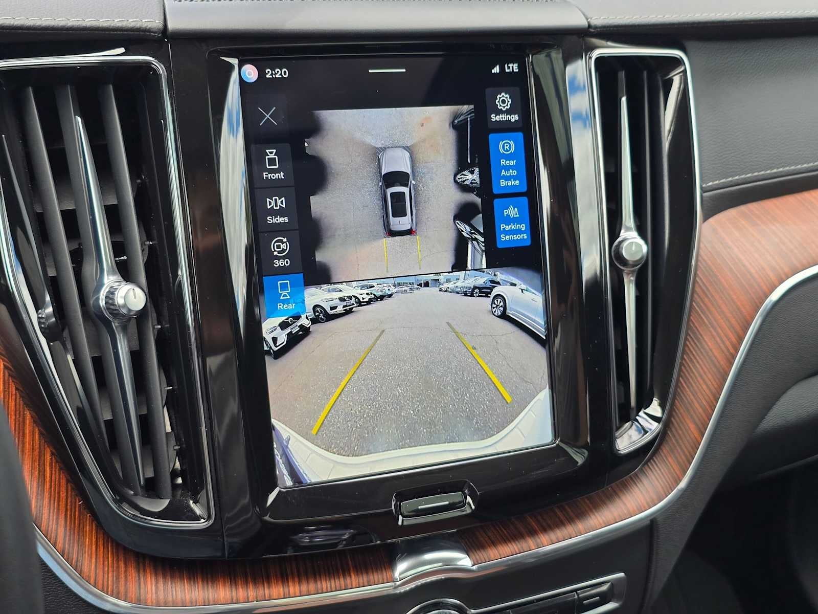2024 Volvo XC60 Recharge Plug-In Hybrid Ultimate Dark Theme