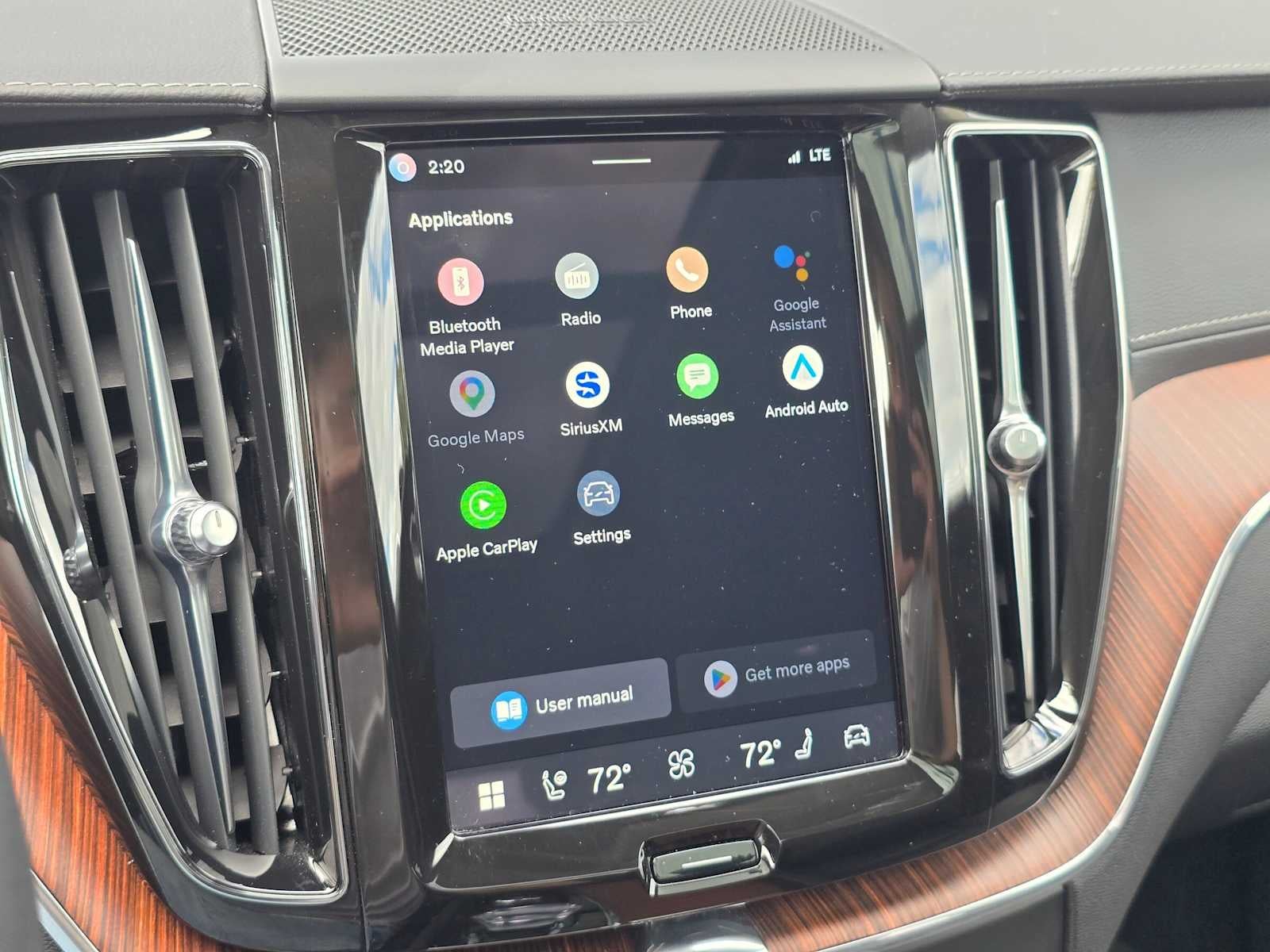 2024 Volvo XC60 Recharge Plug-In Hybrid Ultimate Dark Theme