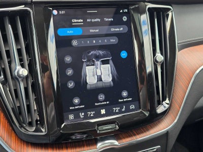 2024 Volvo XC60 Recharge Plug-In Hybrid Ultimate Dark Theme