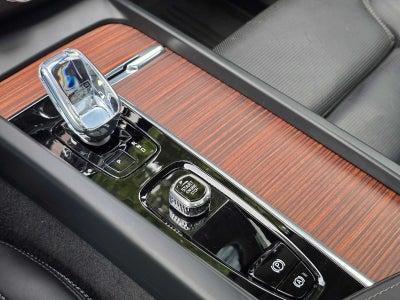 2024 Volvo XC60 Recharge Plug-In Hybrid Ultimate Dark Theme
