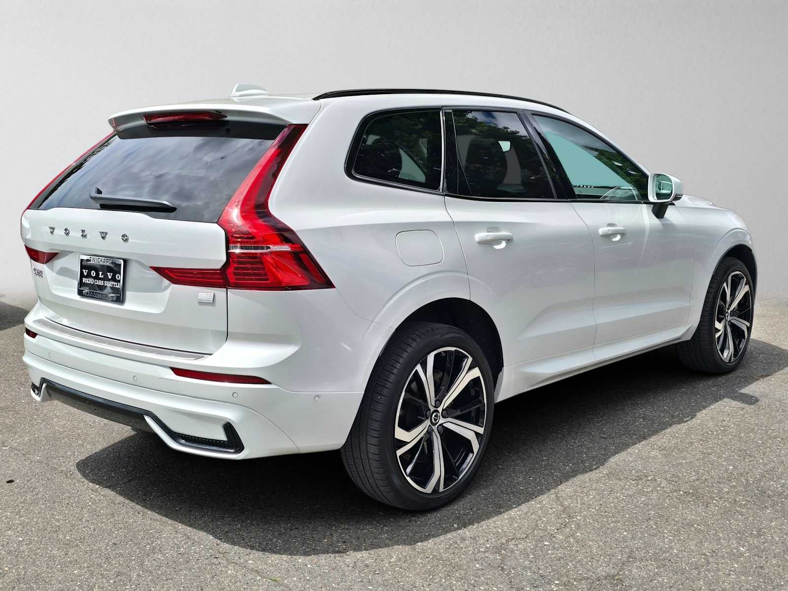 2024 Volvo XC60 Recharge Plug-In Hybrid Ultimate Dark Theme