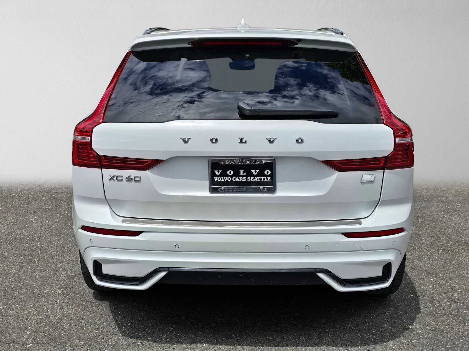 2024 Volvo XC60 Recharge Plug-In Hybrid Ultimate Dark Theme