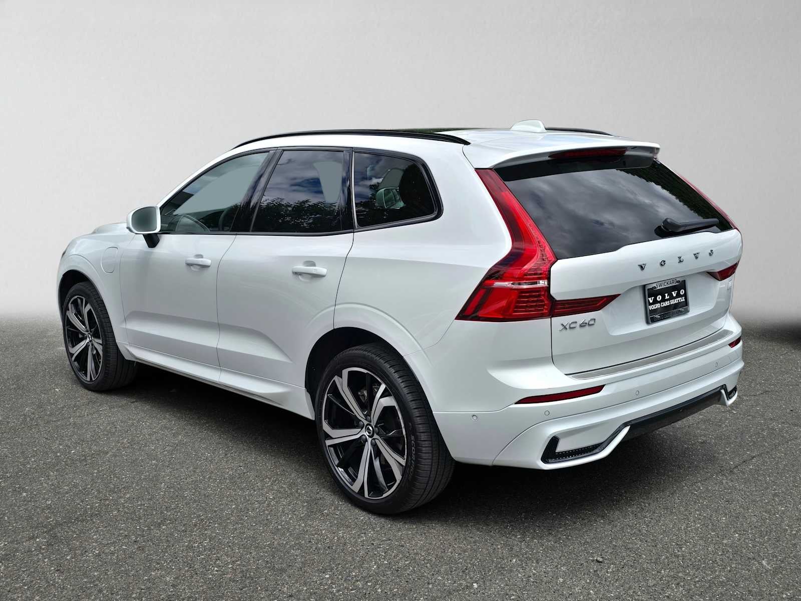 2024 Volvo XC60 Recharge Plug-In Hybrid Ultimate Dark Theme