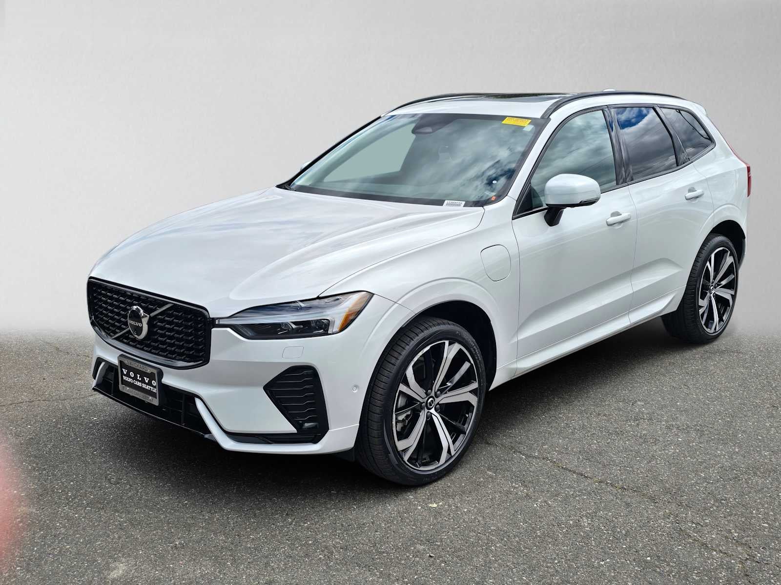 2024 Volvo XC60 Recharge Plug-In Hybrid Ultimate Dark Theme