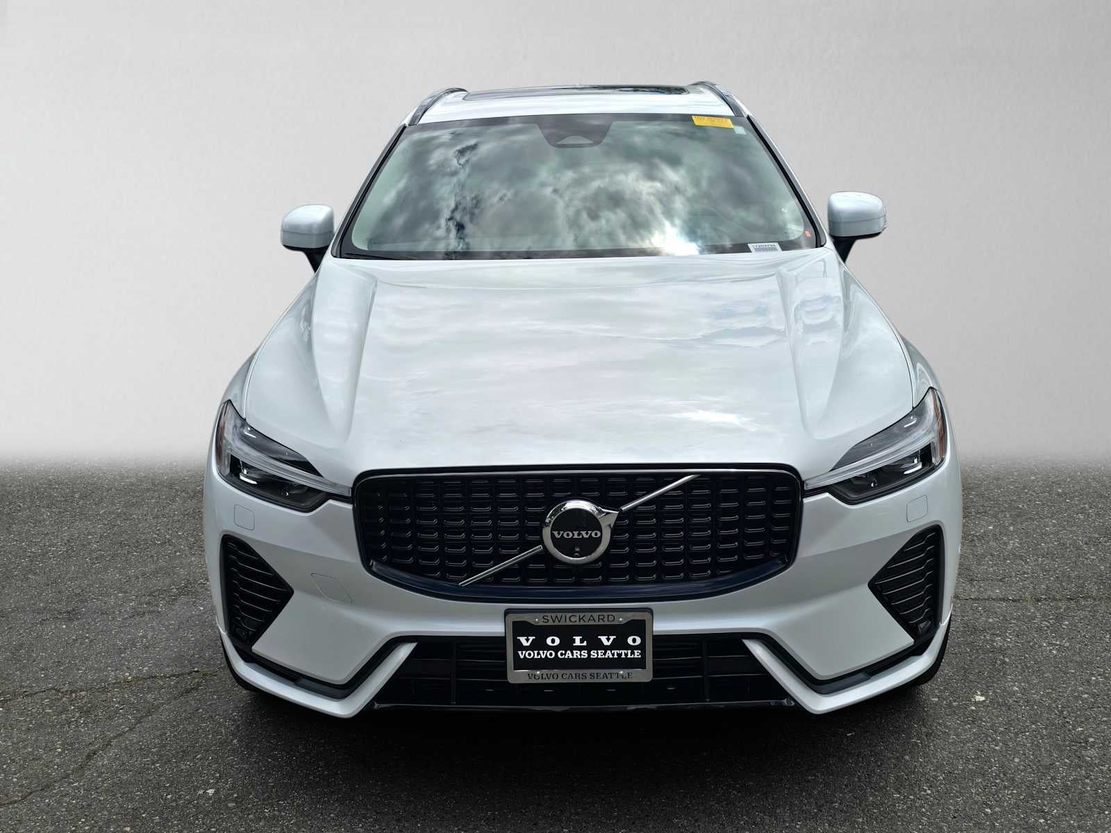 2024 Volvo XC60 Recharge Plug-In Hybrid Ultimate Dark Theme