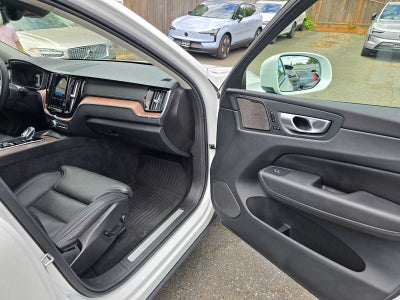 2024 Volvo XC60 Recharge Plug-In Hybrid Ultimate Dark Theme