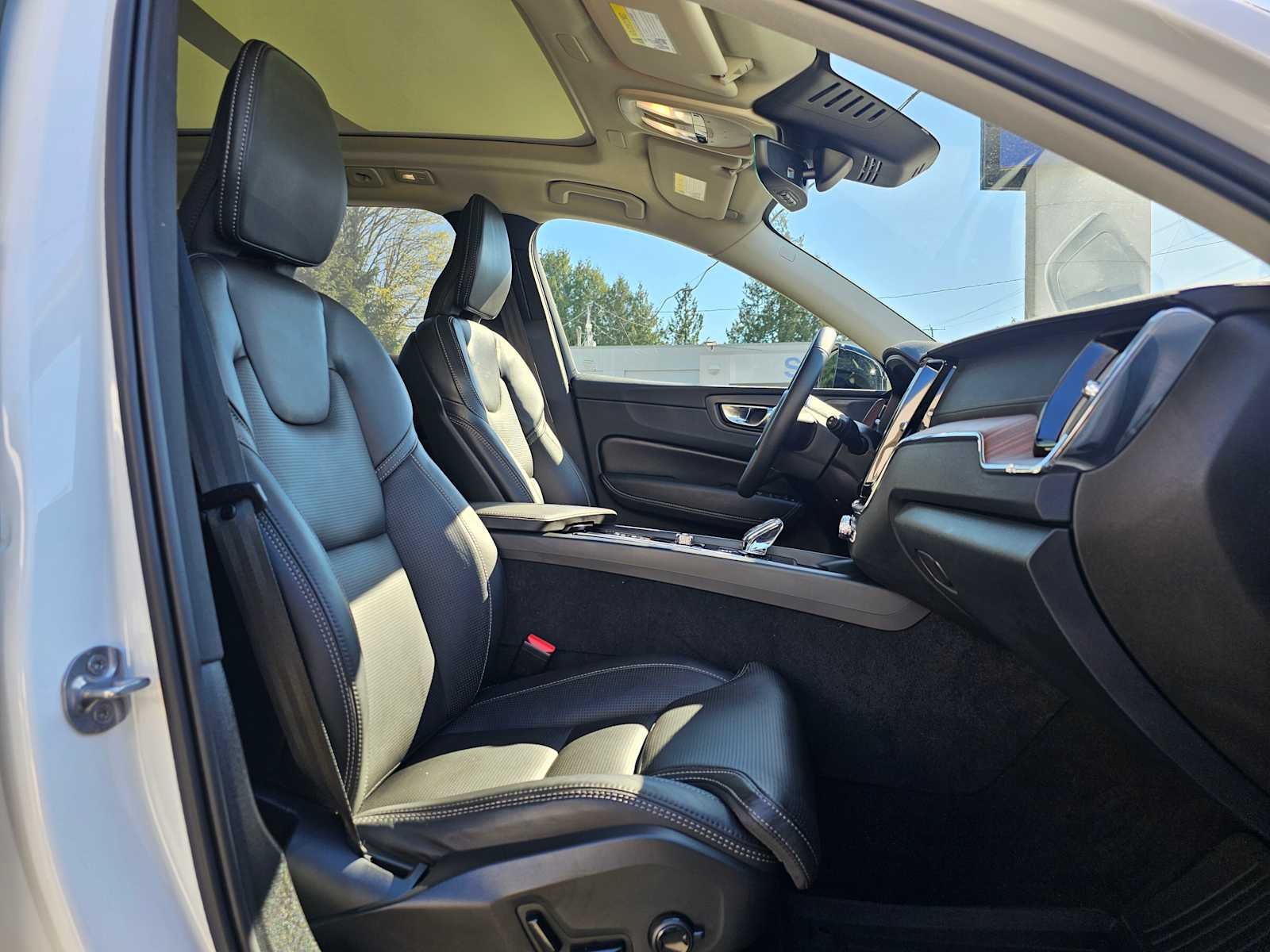 2024 Volvo XC60 Recharge Plug-In Hybrid Ultimate Dark Theme