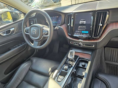 2024 Volvo XC60 Recharge Plug-In Hybrid Ultimate Dark Theme