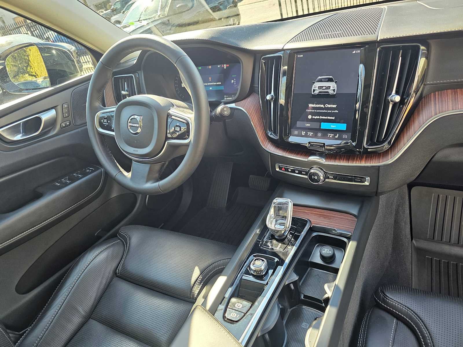 2024 Volvo XC60 Recharge Plug-In Hybrid Ultimate Dark Theme