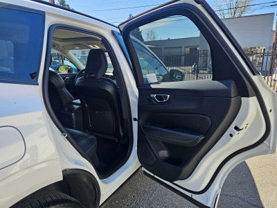 2024 Volvo XC60 Recharge Plug-In Hybrid Ultimate Dark Theme