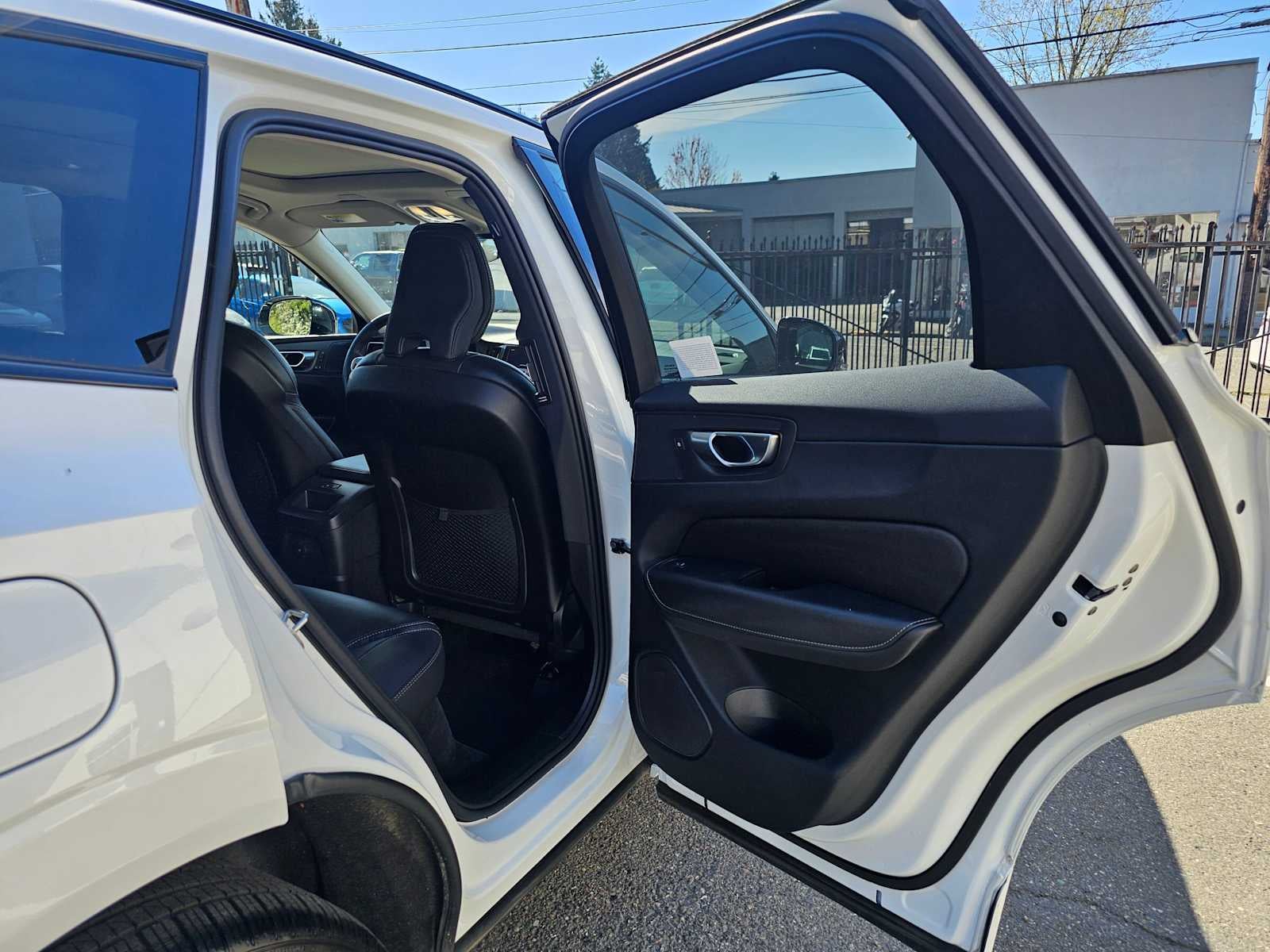 2024 Volvo XC60 Recharge Plug-In Hybrid Ultimate Dark Theme